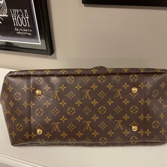 Authentic Louis Vuitton Monogram Artsy MM - Picture 11 of 16